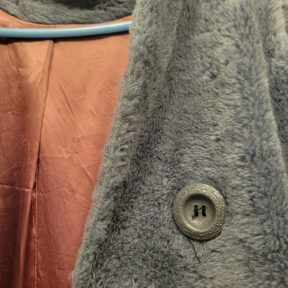 Cute faux fur grey coat, perfect for winter and fall - Picture 3 of 5